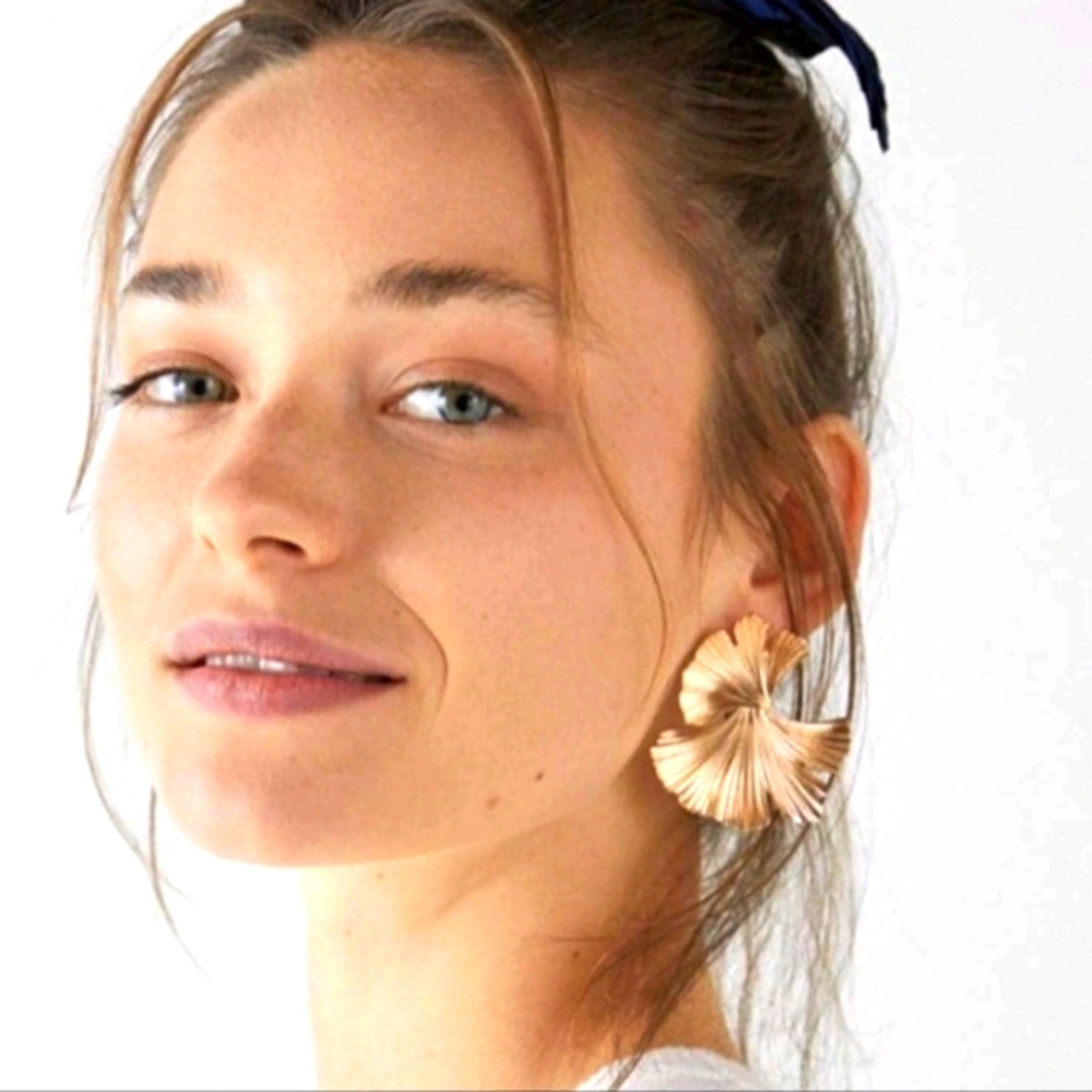 NEW! 14K Gold Gingko Asymetrical & Chic Twisted Big Wavy Post Earrings - Picture 2 of 4
